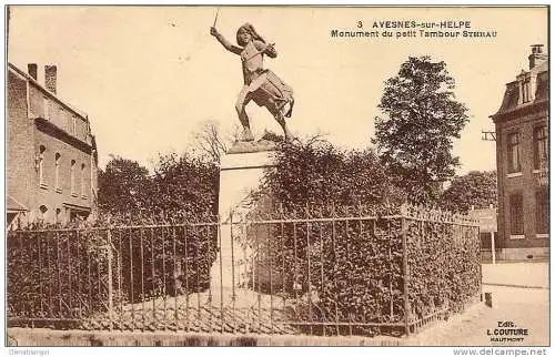 [Echtfotokarte schwarz/weiß] 284 * AVESNES-SUR-HELPE * MONUMENT DU PETIT TAMBOUR STHRAU * 1931 **!. 