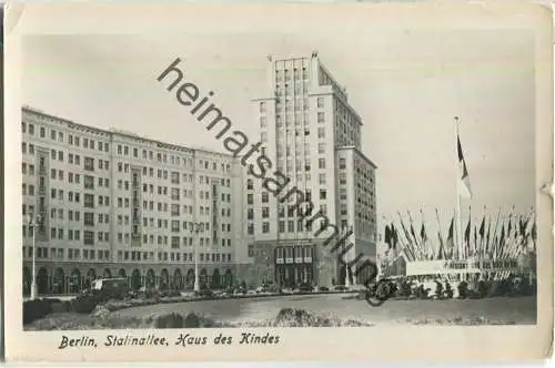 Berlin - Stalinallee - Haus des Kindes - Foto-Ansichtskarte - Verlag H. Sander Berlin