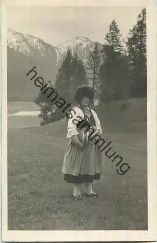 Österreichische Frauentracht mit Pelzkappe - Foto-Ansichtskarte - Verlag Karl Dornach Innsbruck 1926