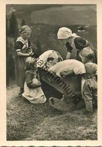 Dalla Valle di Sarentino - Sarntal - Familie mit Baby in der Wiege - Foto-AK Grossformat 40er Jahre - Photograph Wolfram