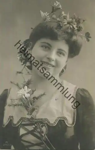 Frau mit Blumen im Haar - Verlag AE 2741/2 gel. 1908