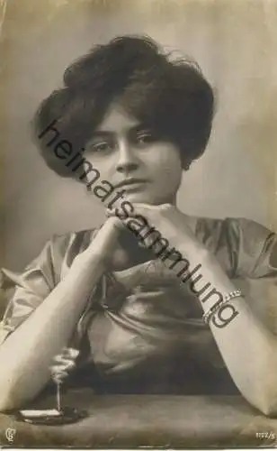 Junge Frau mit Zigarette - Verlag GL Co. Gustav Liersch 1122/5 gel. 1909