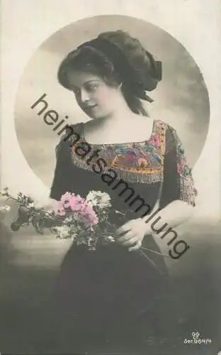 Junge Frau in einem bestickten Kleid - Verlag GG Co. 964/4 - coloriert gel. 1910