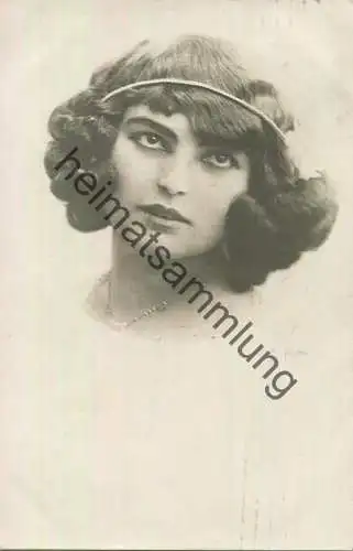 Junge Frau gel. 1916