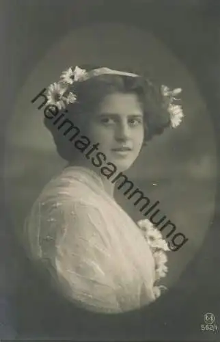 Junge Frau mit Margeriten im Haar - Verlag LL 562/1 gel. 1910