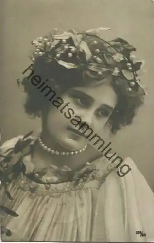 Junge Frau mit einer Perlenkette gel. 1908