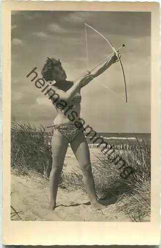 Frau am Strand - Bademode - Foto-Ansichtskarte - Verlag Heldge Köthen - DDR 1956