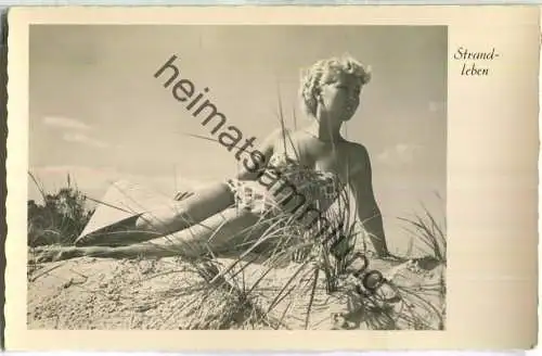 Frau am Strand - Bademode - Foto-Ansichtskarte - Verlag Gebr. Garloff Magdeburg - DDR 1956