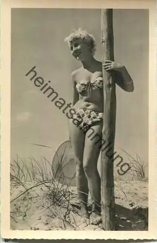 Frau am Strand - Bademode - Foto-Ansichtskarte - Verlag Gebr. Garloff Magdeburg - DDR 1957