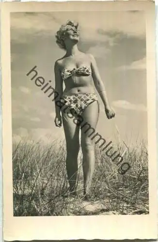 Frau am Strand - Bademode - Foto-Ansichtskarte - Verlag Gebr. Garloff Magdeburg - DDR 1956