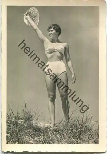 Frau am Strand - Bademode - Foto-Ansichtskarte - Verlag Gebr. Garloff Magdeburg - DDR 1956