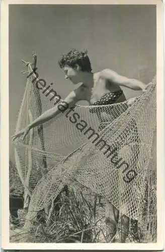 Frau am Strand - Bademode - Foto-Ansichtskarte - VEB Volkskunstverlag Reichenbach - DDR 1956