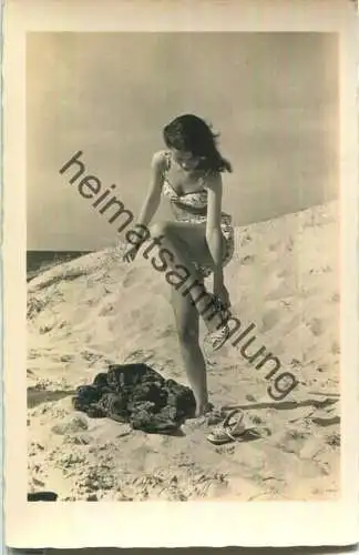 Frau am Strand - Bademode - Foto-Ansichtskarte - Verlag Gebr. Garloff Magdeburg - DDR 1956