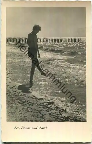 Frau am Strand - Bademode - Foto-Ansichtskarte - Verlag Gebr. Garloff Magdeburg - DDR 1956