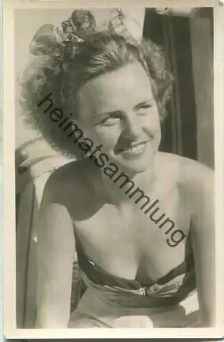 Frau am Strand - Bademode - Foto-Ansichtskarte - Verlag Blitz Leipzig - DDR 1958