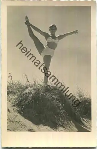 Frau am Strand - Bademode - Foto-Ansichtskarte - Verlag Gebr. Garloff Magdeburg - DDR 1956