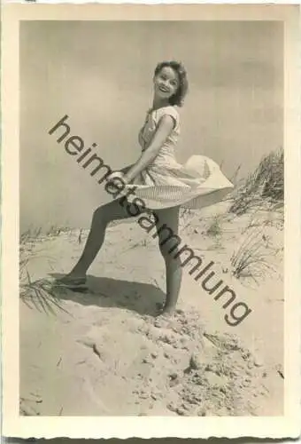 Frau am Strand - Foto-Ansichtskarte - Verlag Gebr. Garloff Magdeburg - DDR 1956