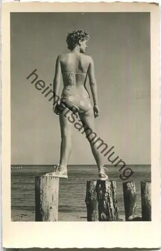 Frau am Strand - Bademode - Foto-Ansichtskarte - Verlag Gebr. Garloff Magdeburg - DDR 1956
