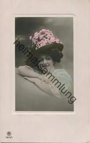 Frau mit Blumen am Hut - Verlag RPH 1921/1 Rotophot Berlin - koloriert gel. 1909