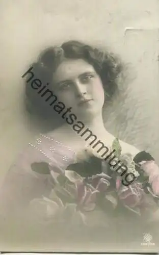 Junge Frau mit einem Rosenstrauss - Verlag RPH Rotophot Berlin 1887/88 - koloriert gel. 1910