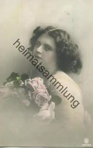 Junge Frau mit einem Rosenstrauss - Verlag RPH Rotophot Berlin 1887/88 - koloriert gel. 1910