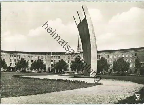 Berlin - Denkmal am Platz der Luftbrücke - Foto-Ansichtskarte - Verlag Klinke & Co. Berlin
