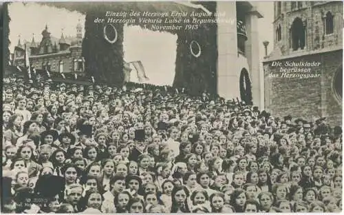 Schulkinder begrüssen das Herzogspaar 3. November 1913 - Phot. Hohlwein & Gircke