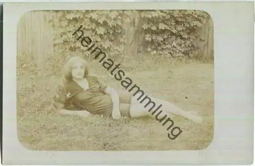 Junge Frau im Gras - Foto-AK 20er Jahre