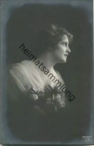 Junge Frau mit Blumen