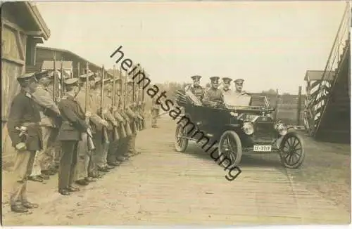 Gefangenenlager Münster - Ehrenformation - Gewehr - Auto - Foto-Ansichtskarte ca. 1915