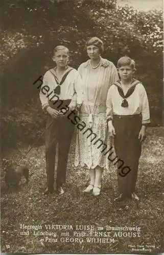 Herzogin Viktoria Luise zu Braunschweig und Lüneburg mit Prinz Ernst August und Prinz Georg Wilhelm und Dackel - Phot. D