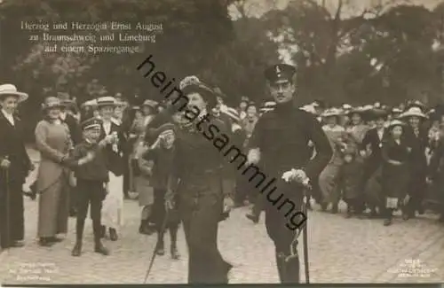 Herzog und Herzogin Ernst August zu Braunschweig und Lüneburg auf einem Spaziergang - Phot. Sternitzki Braunschweig - Ve