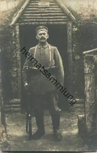 Soldat - Portraitaufnahme - Uniform - Gewehr