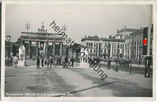 Berlin - Brandenburger Tor im Festschmuck - Olympiade 1936 - Foto-Ansichtskarte - Verlag R. J. Kern-Flugdienst Bork
