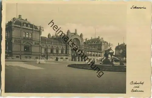 Schwerin - Bahnhof - Brunnen - Foto-Ansichtskarte 30er Jahre - Verlag Chr. Schöning Lübeck