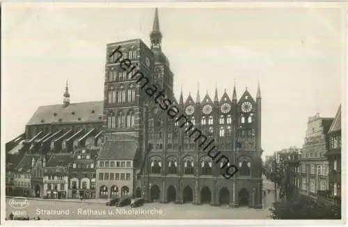 Stralsund - Rathaus und Nicolaikirche - Foto-Ansichtskarte 30er Jahre - Verlag Stengel & Co Dresden