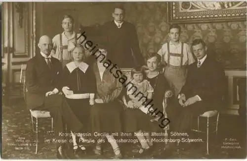 Kronprinzessin Cecilie mit beiden ältesten Söhnen im Kreise der Familie des Grossherzogs von Mecklenburg-Schwerin
