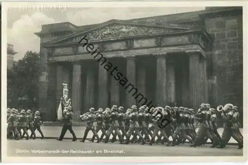 Berlin - Ehrenmal - Vorbeimarsch der Reichswehr - Foto-AK 30er Jahre - Verlag J. Goldiner Berlin