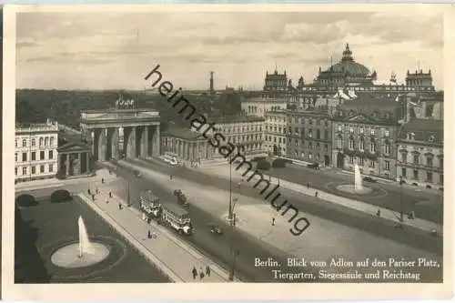 Berlin - Brandenburger Tor vom Adlon - Bus - Foto-Ansichtskarte 30er Jahre - Verlag Georg Stilke Berlin