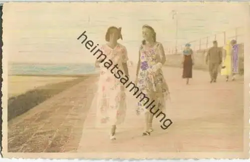 Norderney - Zwei Frauen - nachträglich coloriert - Photo Willy Friedel Norderney ca. 1930