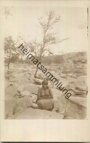 Frau in der Steinwüste - ca. 1910 in Deutsch Süd-West-Afrika