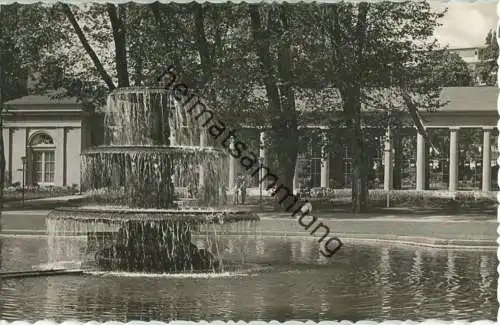 Wiesbaden - Brunnenkolonnade - Foto-Ansichtskarte - Photografik Kunstanstalt GmbH Neckargemünd