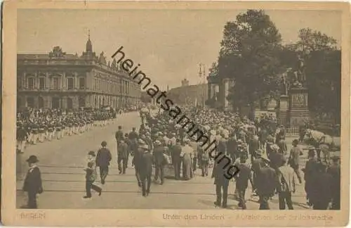 Berlin - Aufziehen der Schlosswache