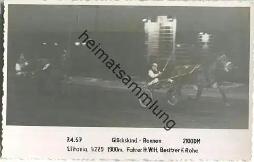 Trabrennen - Glückskind Rennen - Titania - Fahrer Heinz Witt - Besitzer F. Rohe - Foto-AK 07.04.1957