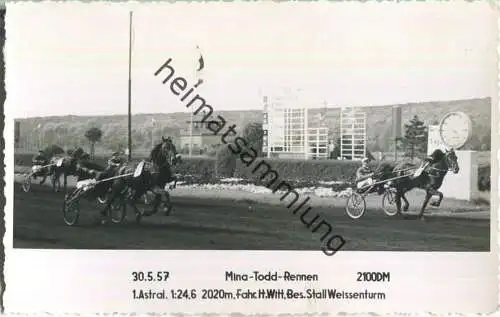 Trabrennen - Mina Todd Rennen - Astral - Fahrer Heinz Witt - Besitzer Stall Weissenturm - Foto-AK 30.05.1957