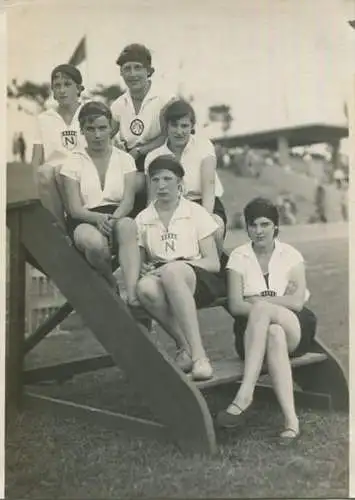 Mädels in Sportkleidung - Foto Grösse 9cm x 12,5cm