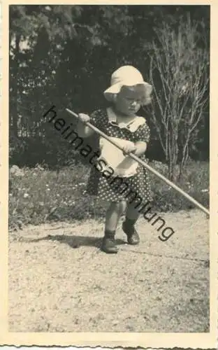 kleines Mädchen bei der Gartenarbeit 1936 - Foto-AK