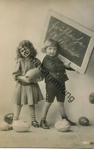 Fröhliche Ostern zwei Kinder mit Ostereiern und Schiefertafel gel. 1911