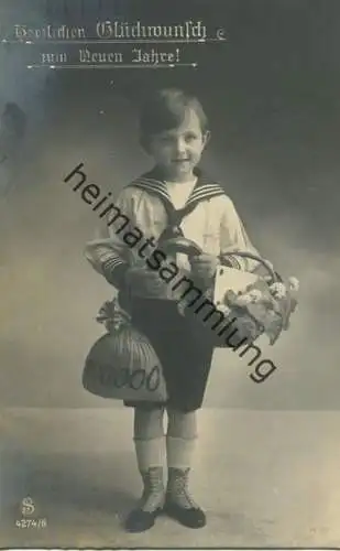 Junge mit viel Glück in den Händen gel. 1914