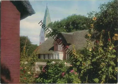 Dorfstrasse in Nebel mit St. Clemenskirche - Verlag Kurt Riehme Amrum